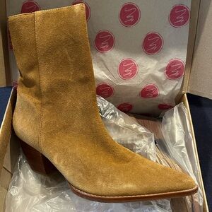 Women's Tan Suede Ankle Boots from Matisse. Size 11. Worn once.